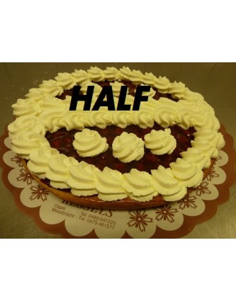 Kersenvlaai harde wener bodem met slagroom half Kersenvlaai harde wener bodem met slagroom half